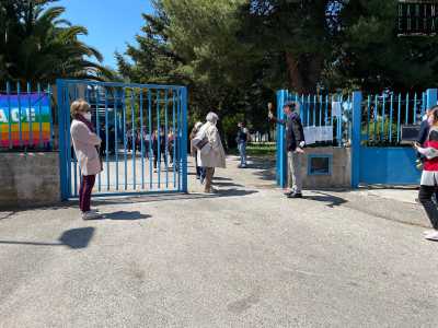 Seguiamo ora il signore davanti al cancello azzurro dal quale in quel momento stanno uscendo alcune classi dell�elementare